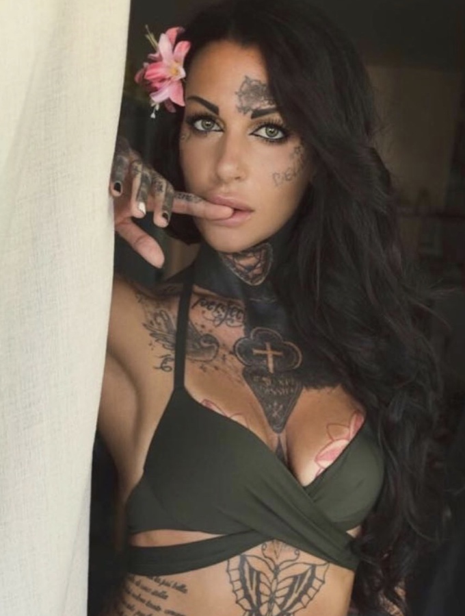 Annuncio Escort Ads - Ragazza tatuata bocca di